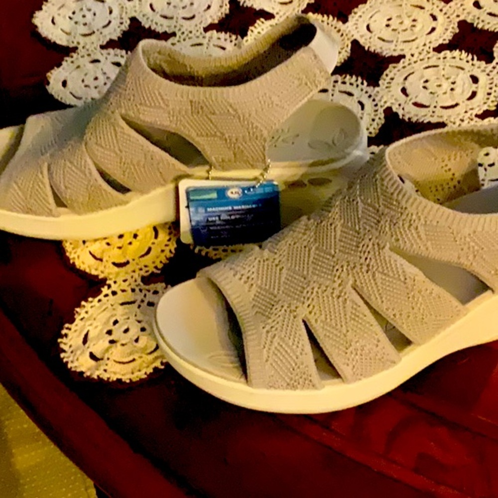 Women’s sketcher heel sandals brand new with tags gray tan color. Size 7